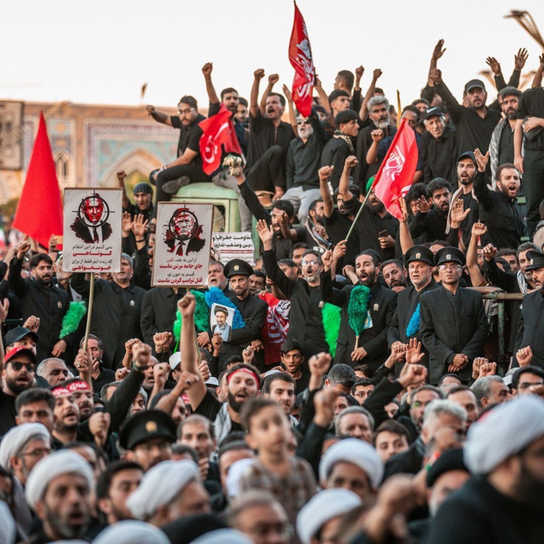 Miles de personas se congregaron en Qom en una ceremonia dedicada al Ayatolá
